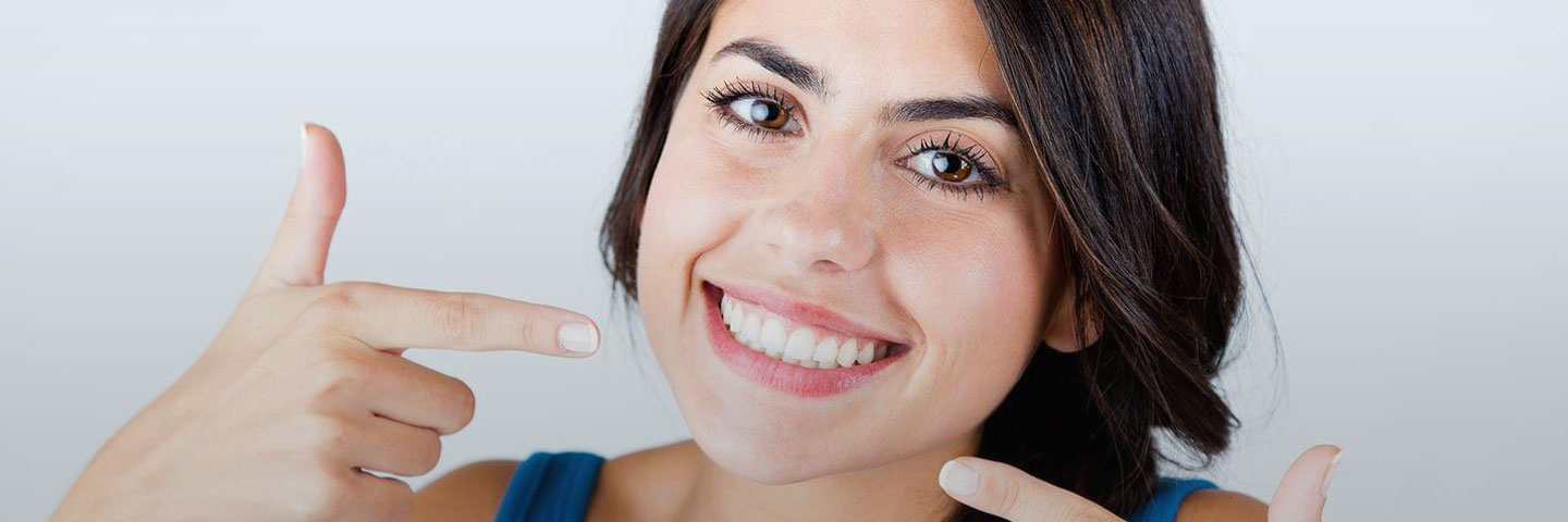 Больно ли ставить коронки на передние зубы?